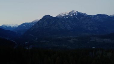 Vancouver 'daki kayaların ve kozalaklı ormanların havadan görünüşü