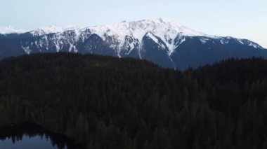 İnsansız hava aracının yoğun kozalaklı ormanından ve Vancouver 'daki karlı kayalardan tamir ediliyor.