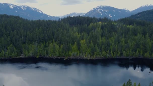Letecký Pohled Jezero Osamělým Rybářem Horami Pozadí — Stock video