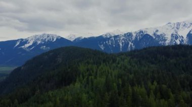Kayalıkların arka planında yoğun kozalaklı ormanlarla pürüzsüz tepe vuruşu