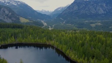 Vancouver uçurumları arasında gölü ve ayağı olan ormanın havadan görünüşü.