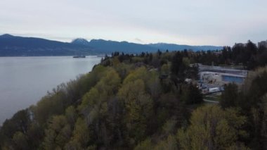Vancouver 'daki bahar ladin ormanlarının üzerinden dağlar ve gemilerle uç.