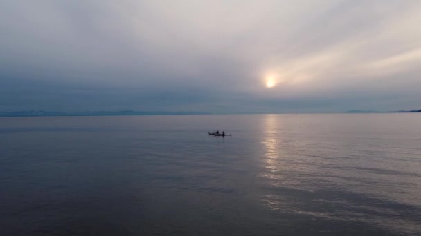Ηλιοβασίλεμα Πάνω Από Θάλασσα Στο Βανκούβερ Και Δύο Καγιάκ Καθαρά — Αρχείο Βίντεο