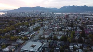 Şehir merkezi ve dağlarla Vancouver evleri ve caddelerinin havadan görünüşü