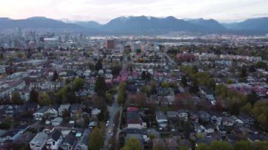 Vancouver bölgesinin hava manzarası, güneşli bir akşamda arka planda dağlar.