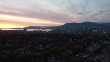 Renkli bulutlarla güzel bir günbatımında Vancouver 'a doğru uç.
