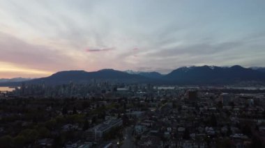 Gün batımında Vancouver 'ın üzerinden uç şehir merkezindeki manzarayla.