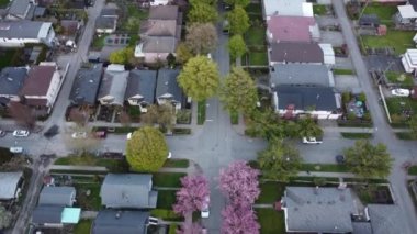 Bir bahar sabahı Vancouver 'daki rahat evlerin üzerinden uç