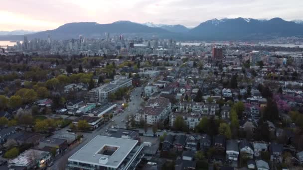 Letecký Pohled Vancouver Domy Ulice Centrem Horami Daleko — Stock video