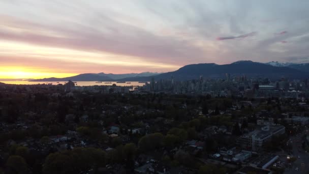 Vlieg Naar Vancouver Centrum Een Prachtige Zonsondergang Met Kleurrijke Wolken — Stockvideo