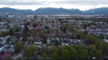 Bulutlu bir günde Vancouver 'daki mahallelerin üzerinden uç