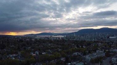 Şehir merkezi manzaralı Vancouver evleri ve körfezdeki kargo gemileri.