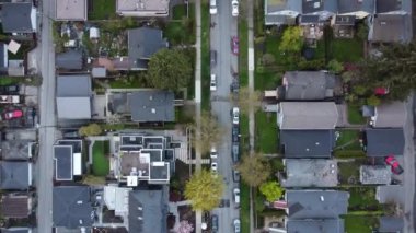 Güneşli bir günde Vancouver 'da yol manzarası ve küçük evlerin çatıları.