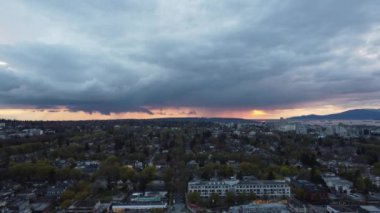 Baharda fırtınalı bir akşamda Vancouver 'daki banliyöde uçmak