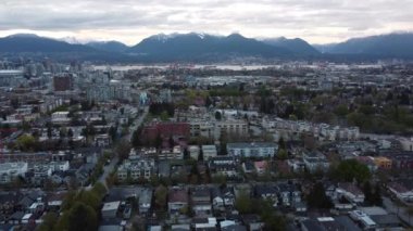 Güneşli bir akşamda Vancouver 'daki rahat mahallenin kuş bakışı manzarası.
