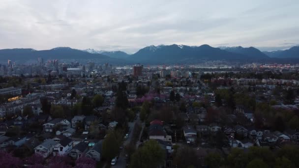 Luchtfoto Van Kleine Huizen Bergen Vancouver Een Zonnige Avond — Stockvideo