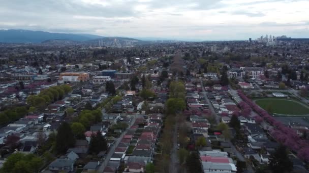 Vue Aérienne Petites Maisons Vancouver Avec Des Montagnes Arrière Plan — Video