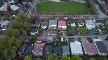 Bir sabah Vancouver 'daki konut alanı ve parkın aşağı manzarası.