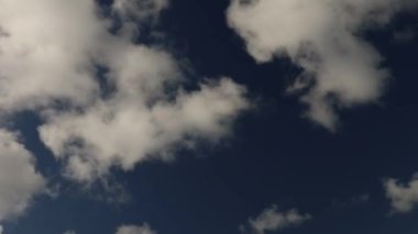 Mavi gökyüzünde küçük bir bulutun zamanı.