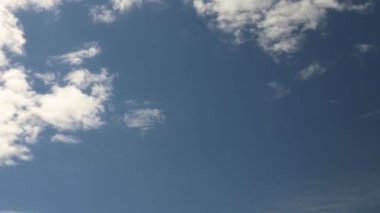 Kanada 'nın mavi, huzurlu gökyüzünde küçük beyaz bulutların hızlandırılması