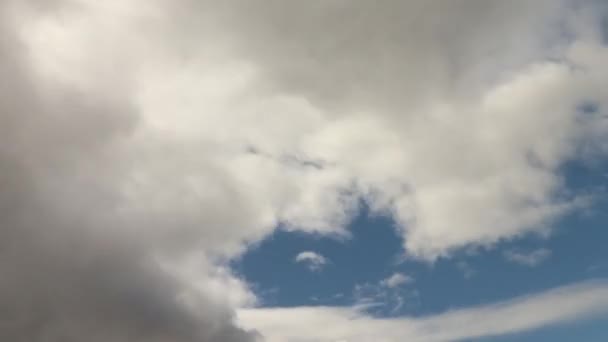 Snel Bewegende Cumulus Wolken Boven Een Blauwe Hemel Een Zonnige — Stockvideo