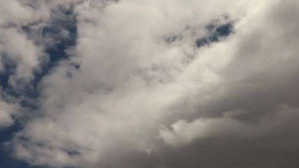 Nubes Cirrus Timelapse Rápido Moviéndose Sobre Cielo Azul Noche — Vídeos de Stock