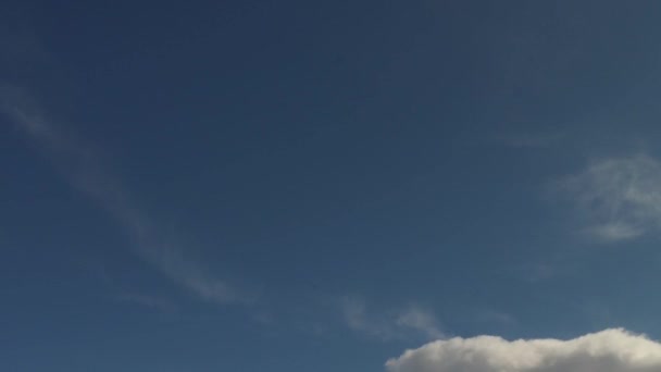Kanada Mavi Gökyüzü Üzerinde Beyaz Gri Bulutlar Dağılıyor — Stok video
