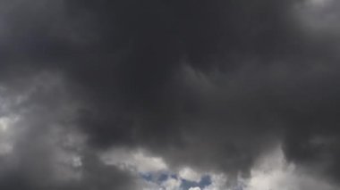 Çerçevenin altından hareket eden gri korkunç bulutların hızlandırılması