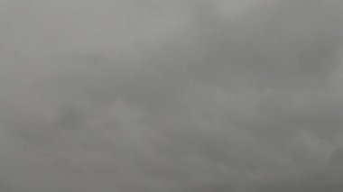 Gri bulutlar kameradan uzaklaşıyor