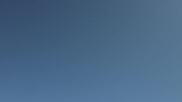 Pequeñas Nubes Esponjosas Forman Sobre Cielo Azul Día Soleado — Vídeos de Stock