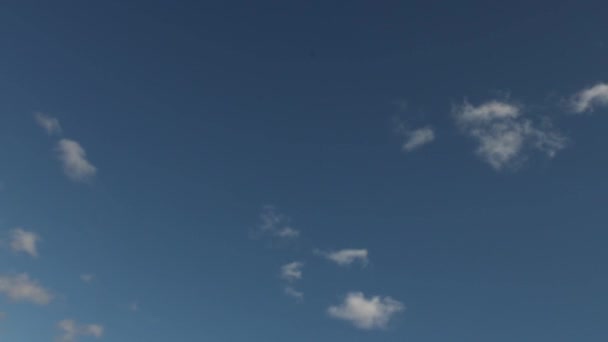 Mavi Gökyüzünde Küçük Beyaz Bulutlar Oluşturmanın Zamanı — Stok video