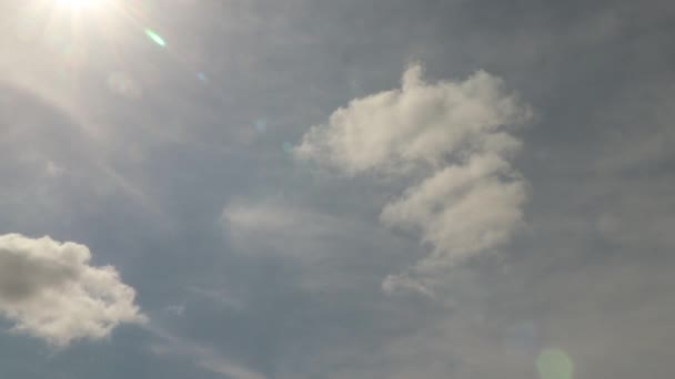 Lichte Wolken Time Lapse Met Een Kleine Zonnevlam Het Frame — Stockvideo