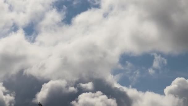 Timelapse Nubes Blancas Grises Arremolinadas Sobre Cielo Azul — Vídeo de stock