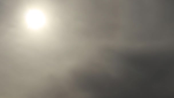 Parlak Güneş Zamanı Gri Bulutlarla Kaplı — Stok video