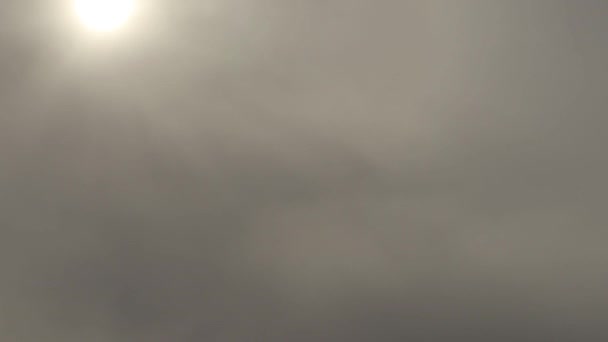 Sol Brillante Moviéndose Detrás Nubes Grises Time Lapse — Vídeos de Stock
