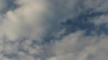 Bulutların zaman çizelgesi bir çerçeveyi mavi gökyüzünün beyaz rengiyle dolduruyor.