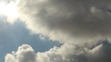 Stratocumulus gri bulutları zaman ayarlı mavi gökyüzü arkaplanda