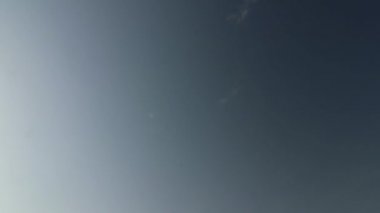 Hafif bulutlu mavi gökyüzü zaman ayarlı ve küçük bir mercek parıltısı