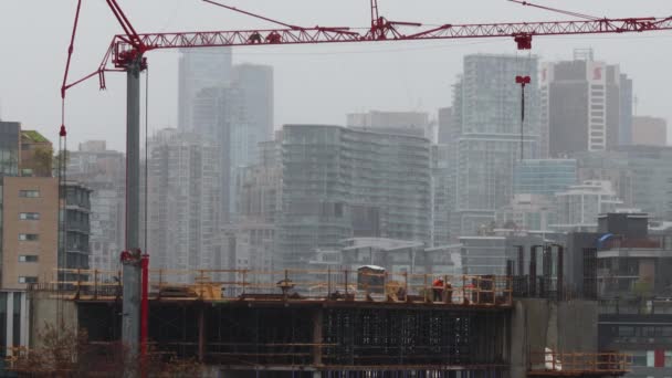 Budowniczowie Planie Dźwigiem Czasowym Centrum Vancouver Podczas Deszczu — Wideo stockowe