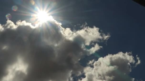 Timelapse Formare Nuvole Cielo Blu Con Bagliore Sole — Video Stock