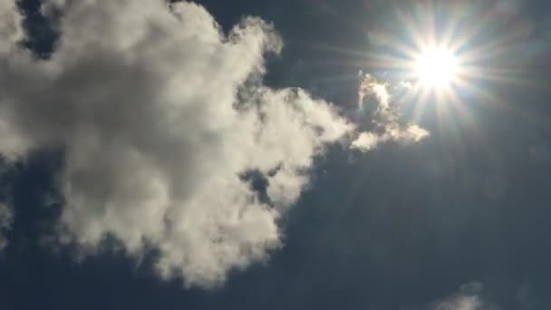 Sonneneruption Versteckt Und Öffnet Sich Zeitraffer Hinter Den Wolken — Stockvideo