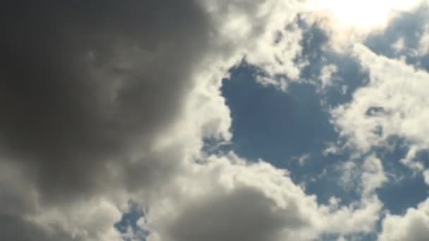 Snel Bewegende Zachte Wolken Met Een Achtergrondverlichting Een Grijs Blauwe — Stockvideo