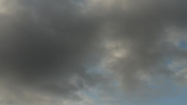 Вечерние Облака Спиной Оранжевый Свет Над Голубым Небом — стоковое видео