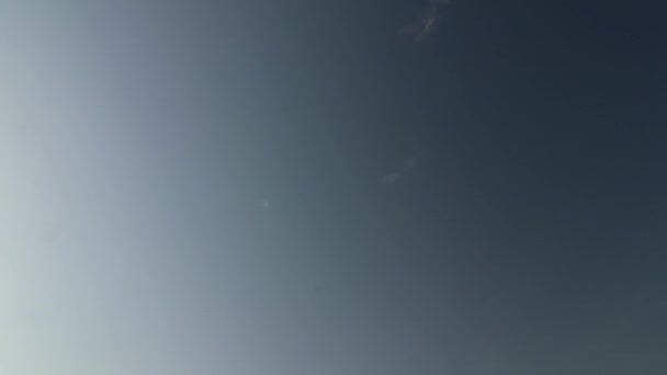 Gradientowy Błękit Nieba Lekkimi Chmurami Timelapse Małym Rozbłyskiem Soczewki — Wideo stockowe