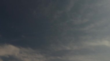 Stratocumulus bulutları, arka planda akşam gökyüzü olan zaman ayarlı