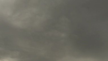Kanada 'da yağmurlu bir günde gri bulutlar hızlanıyor