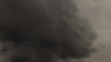 Tehlikeli gri ve siyah bulutlar zaman kavramını oluşturuyor.