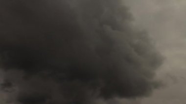 Tehlikeli gri ve siyah bulutlar zaman kavramını oluşturuyor.