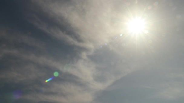 Jasne Słońce Rozbłysk Obiektywu Porannymi Chmurami Czas Mija — Wideo stockowe