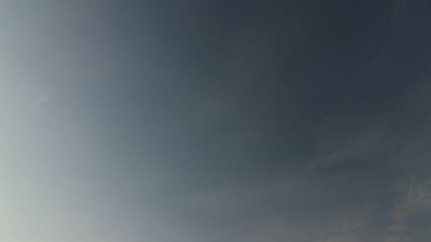 Timelapse Nubes Cirros Sobre Cielo Azul Noche — Vídeo de stock